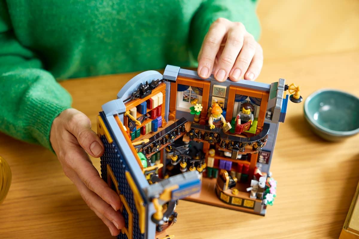 LEGO Icons Bookshop: Book Nook 11379