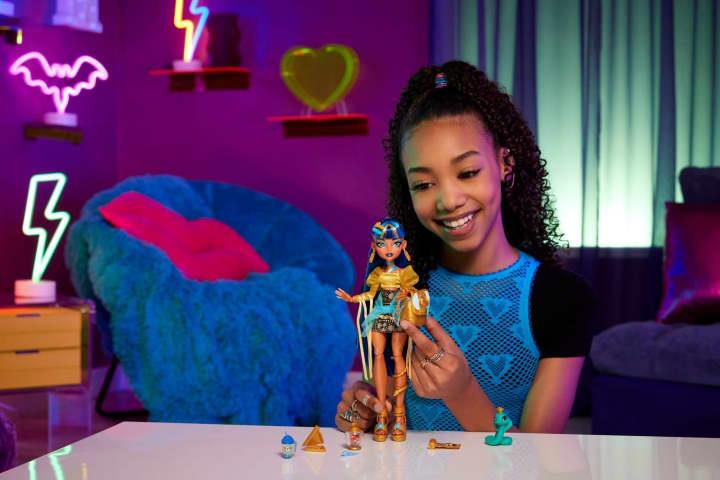 Monster High Cleo De Nile Fashion Doll with Pet Cobra Hissette
