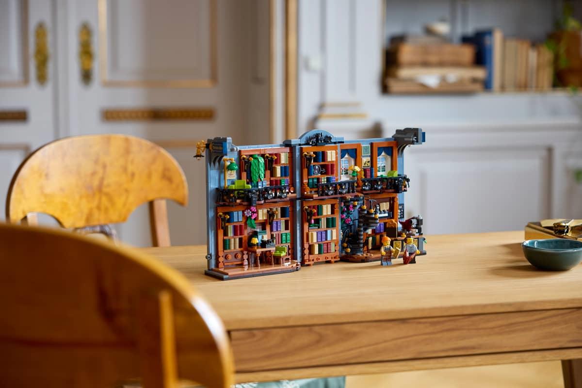 LEGO Icons Bookshop: Book Nook 11379