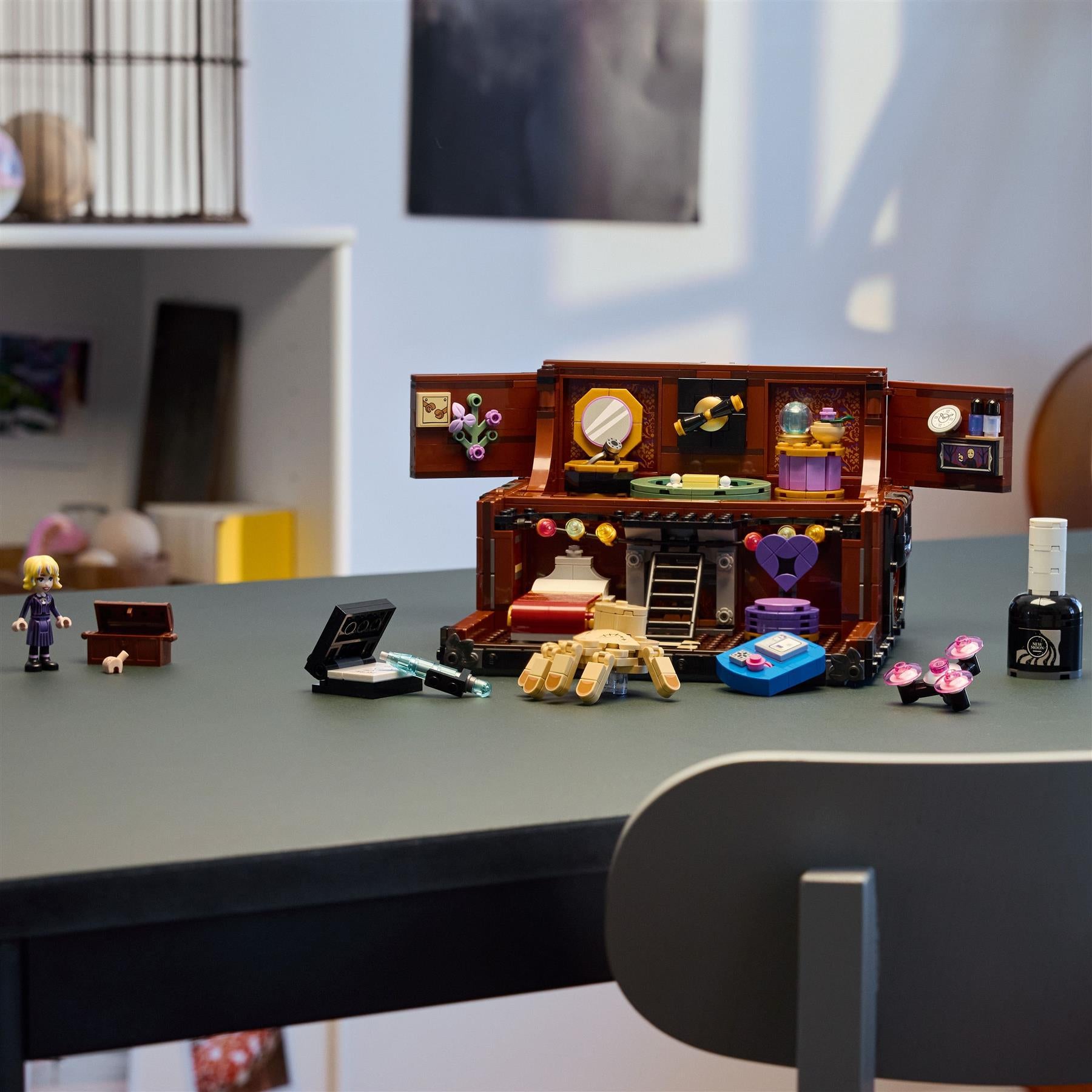 LEGO  Wednesday - Things Apartment 76785